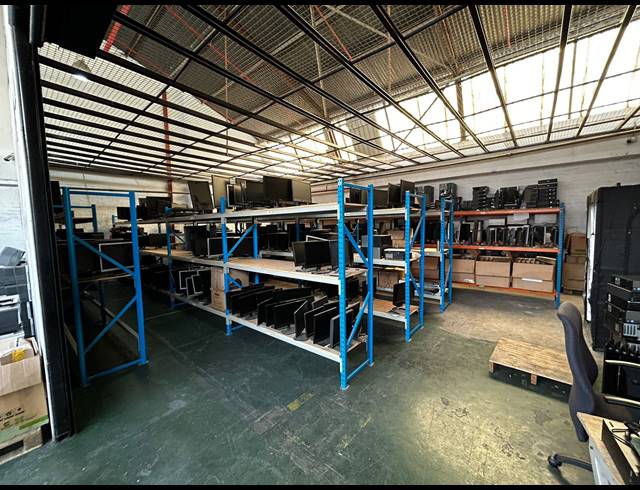 1,985M² WAREHOUSE TO LET IN KEW